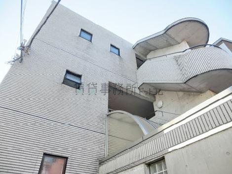 地上から見上げた外観