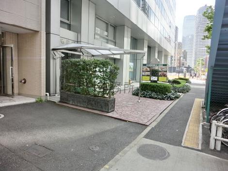 ビル前の歩道です