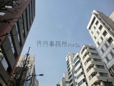 周囲にも沢山オフィスビルが建ち並びます