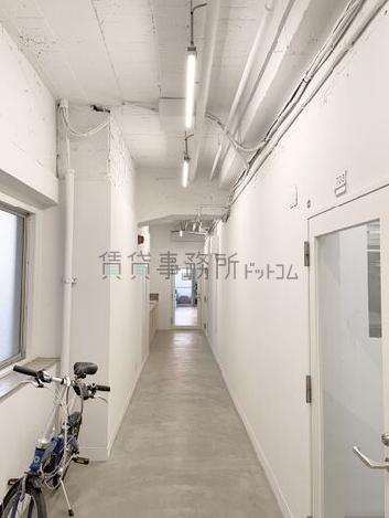 テイショク西麻布／早野ビルの廊下