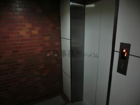 白のエレベーター扉です