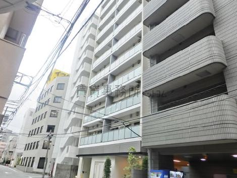 周辺は居住用ビルが立ち並びます