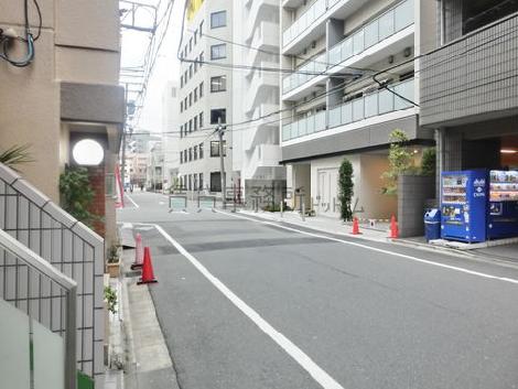 車通りの少ない全面道路です