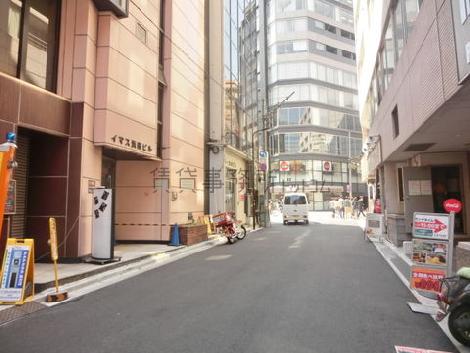 前方は小滝橋通りです