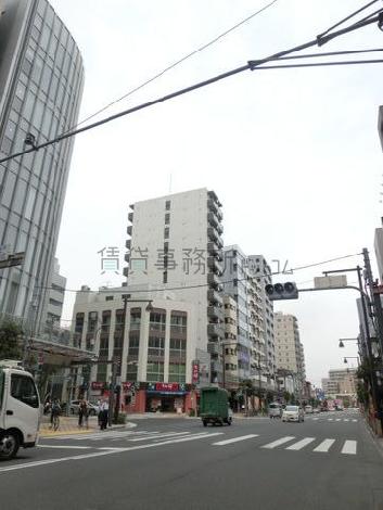 明治通りに面したオフィスビルです