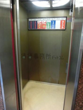 エレベーターの中です