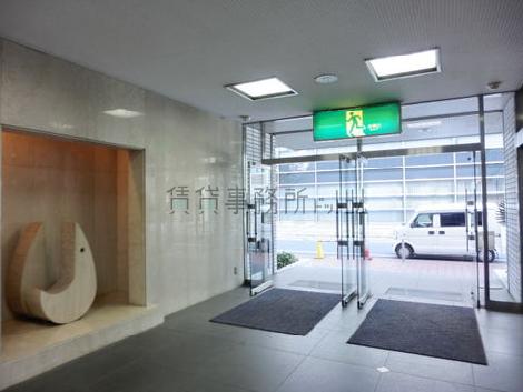 玄関口横にはオブジェがあります