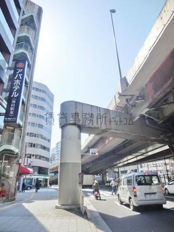 十字路の角地です