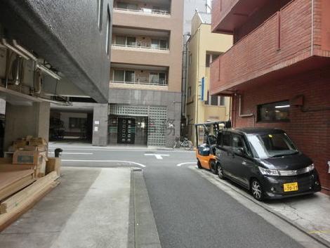裏側出入口前の通り