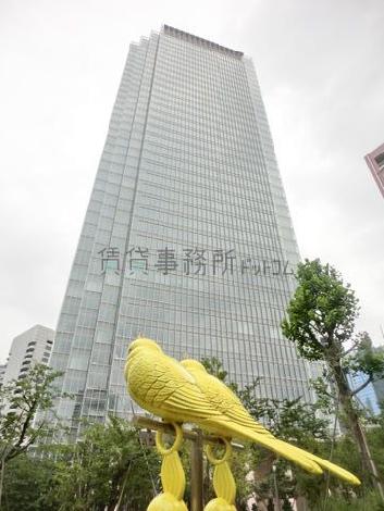 鳥のモニュメントが設置されています