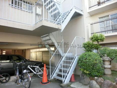 正面に外階段が設置されています