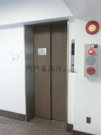 濃い目のブラウンのエレベーターです