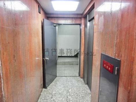エレベーター前