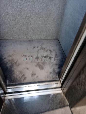 エレベーター内部