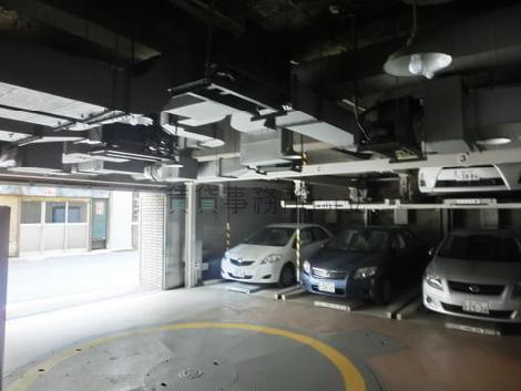 一階に駐車場がございます