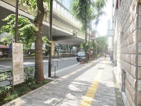 街路樹の立ち並ぶ通り