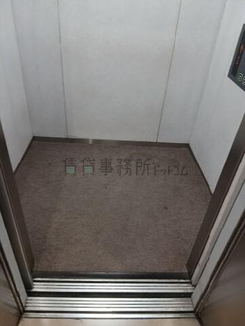 エレベーター内部