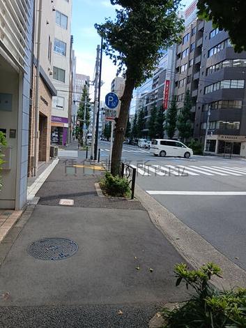 建物前の歩道