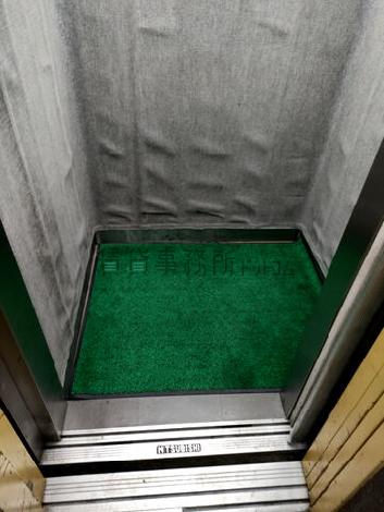 エレベーター内部