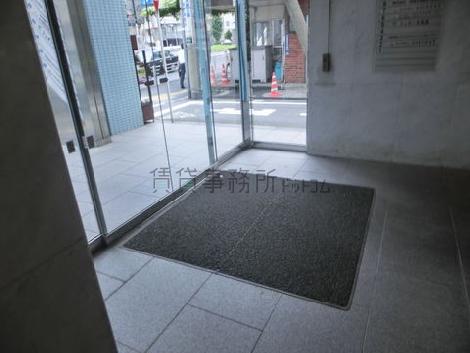 通り沿いからの採光があり明るい雰囲気です
