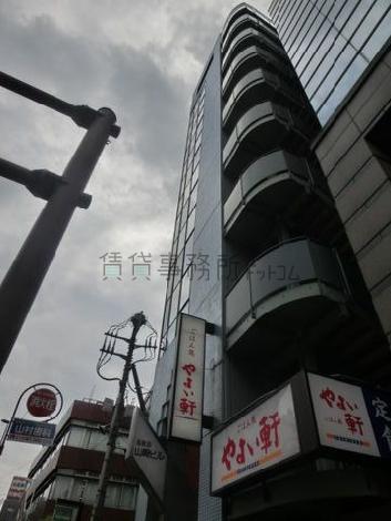 建物正面右側にあります