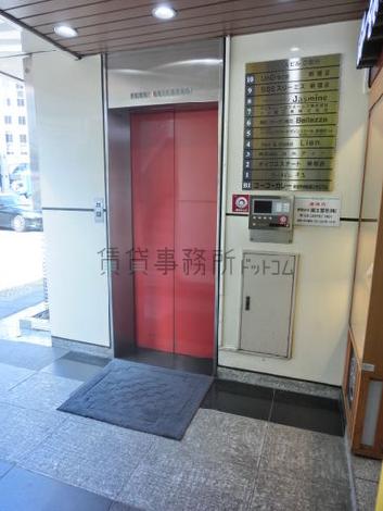 赤い扉のエレベーター
