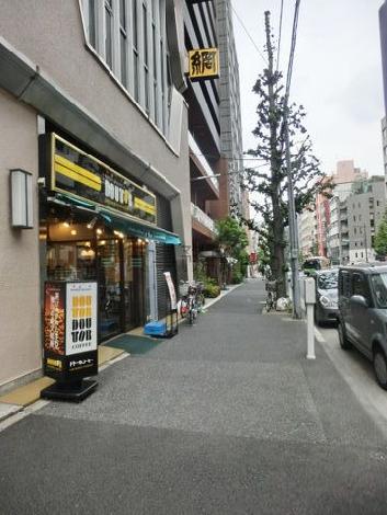 物件手前の歩道