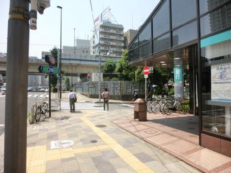 点字ブロックが敷かれた歩行者に優しい歩道