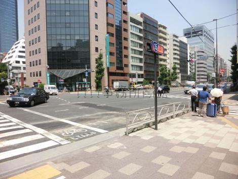 多くの人が行き交います