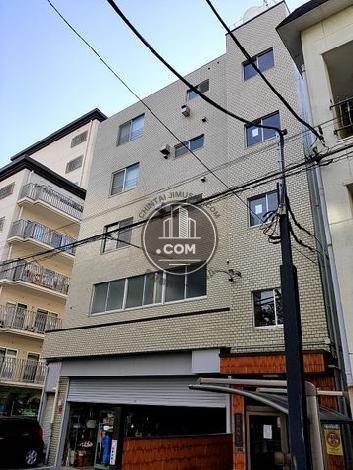 不動産ビルの外観写真
