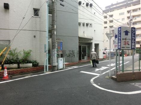 物件入口から見た周辺です