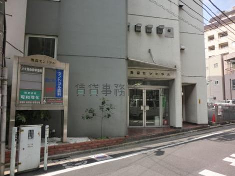 入り口は大通り側