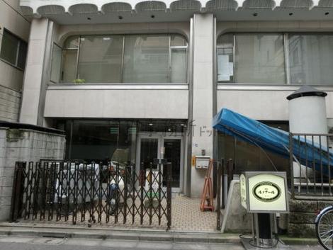裏手の玄関前に柵があるのは嬉しいですね