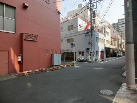 正面玄関前から、閑静な立地