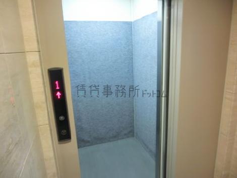 エレベーターの中