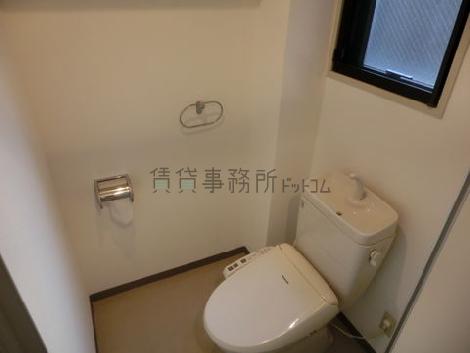 窓付きのトイレ