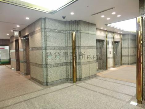 左側が共用トイレで右がエレベーターホール