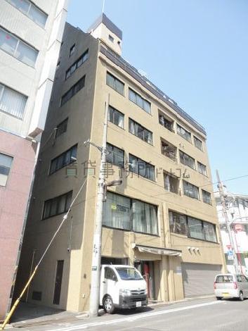 3つの通りに囲まれています