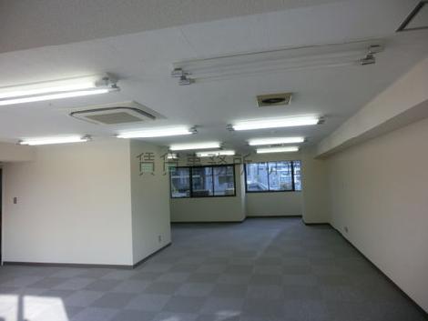 東西に抜けた明るい室内