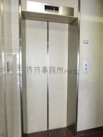 エレベーター乗り場前です
