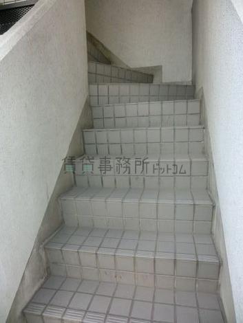 歩道から入れる外階段