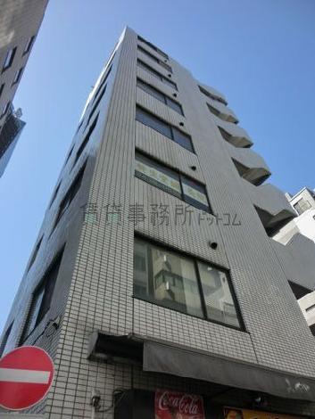 角ビルなので採光良好