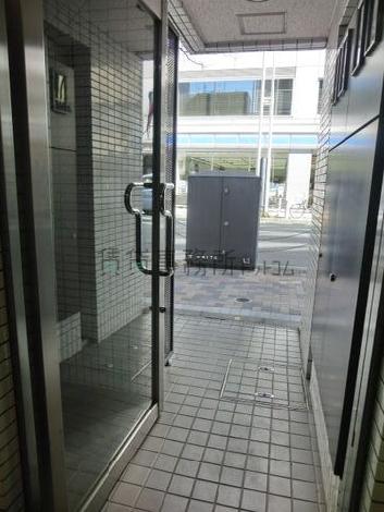 手動のガラス扉のエントランスです