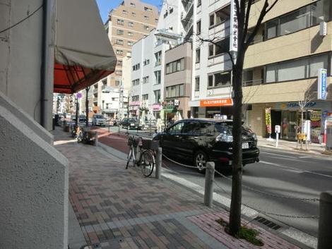 建物周辺の歩道はしっかりと舗装されています