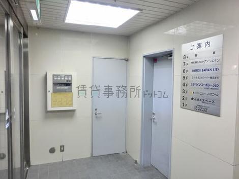 エントランスに１階テナントの通用口があります