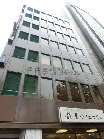 レトロな外観のビル