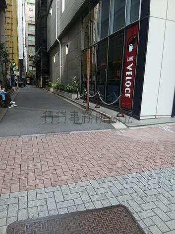 建物前の歩道