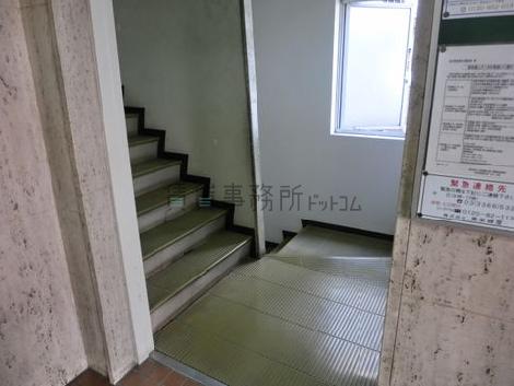 エレベーター脇に内階段があります