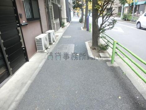 玄関を出るとすぐに歩道があります