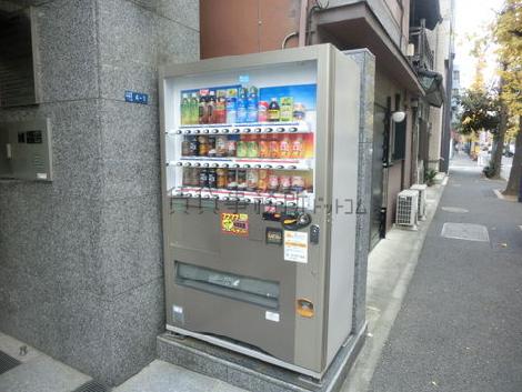 玄関横には自動販売機があります